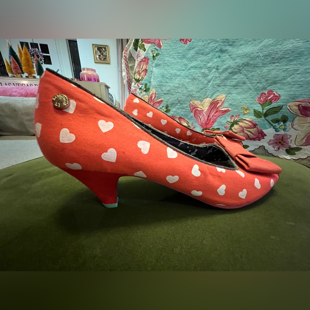 ADORABLE ModCloth Babycham peep toe kitten-heel shoes with heart pattern Sz 9